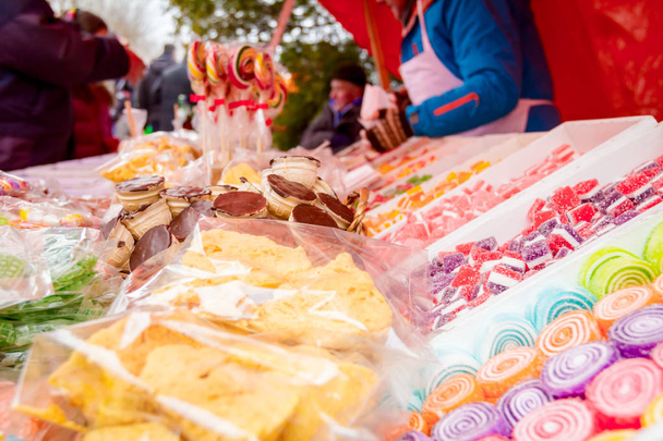 Renkli şeker ve tatlılar durak, sokak fuarında satış - Fotoğraf, Görsel