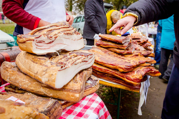 Vente de bacon fumé, viande sur étal, marché de rue
 - Photo, image