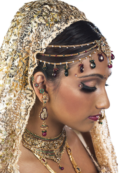 vista lateral de uma mulher atraente vestindo vestido de noiva e joalheiro
 - Foto, Imagem