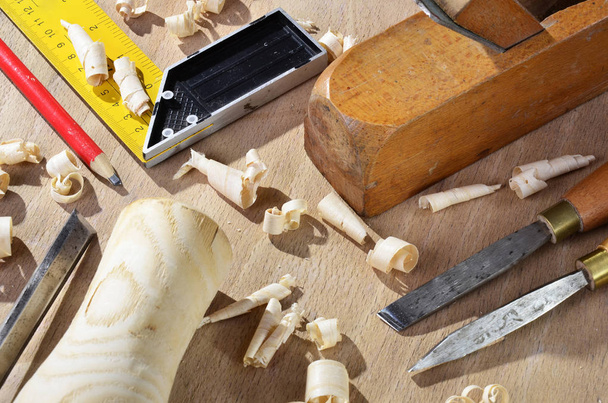 старинные инструменты для плоскости плотника и стружки древесины на деревянном фоне
. - Фото, изображение