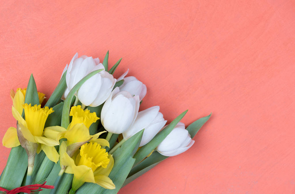 Húsvéti háttér egy fából készült hajón a friss virágokkal - Fotó, kép