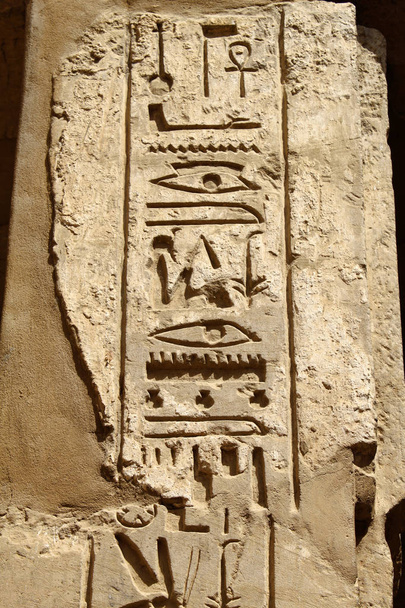 Jeroglíficos egipcios antiguos en el templo de Karnak
 - Foto, Imagen
