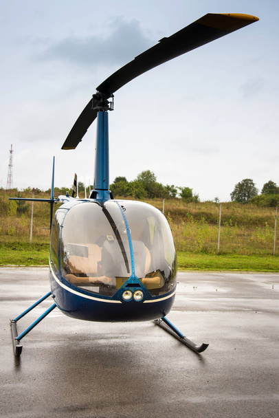 blauwe helikopter in de buurt van het veld - Foto, afbeelding