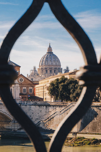 Basílica de San Pedro en el Vaticano vista desde el Puente de Sant 'Angelo i
 - Foto, imagen