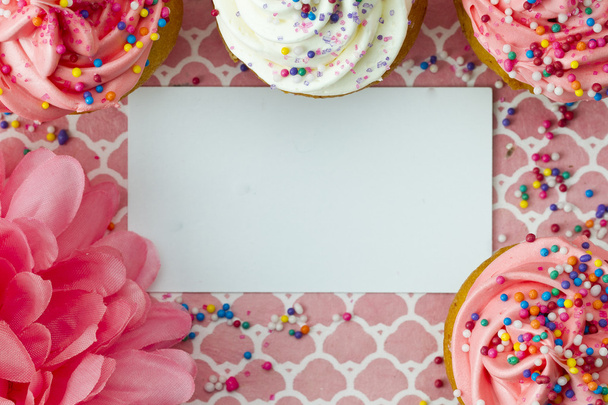 vista superior do placard vazio com cupcakes e flor
 - Foto, Imagem