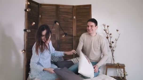 heureux gai aimant couple avoir un combat dans lit fille chatouiller guy
 - Séquence, vidéo