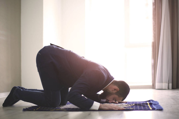 祈っていると、屋内で若いイスラム教徒の男性 - 写真・画像