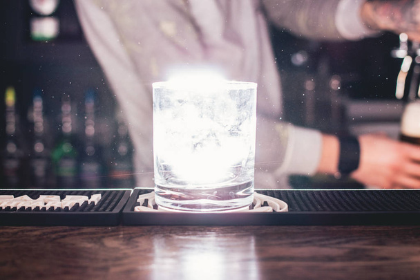 Alkol barda kokteyl ile aydınlık cam sayaç - Fotoğraf, Görsel