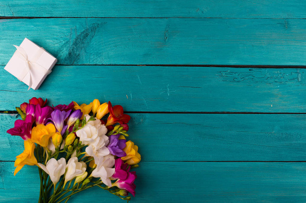 Букет квітів фрезії на дерев'яному фоні
 - Фото, зображення