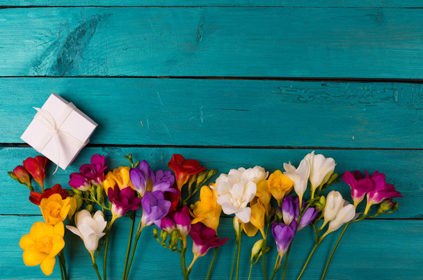 Букет цветов фрезии на деревянном фоне
 - Фото, изображение