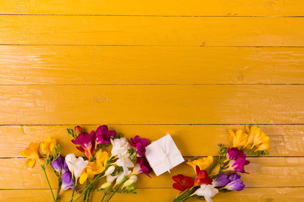 Ramo de flores de freesia sobre un fondo de madera
 - Foto, imagen