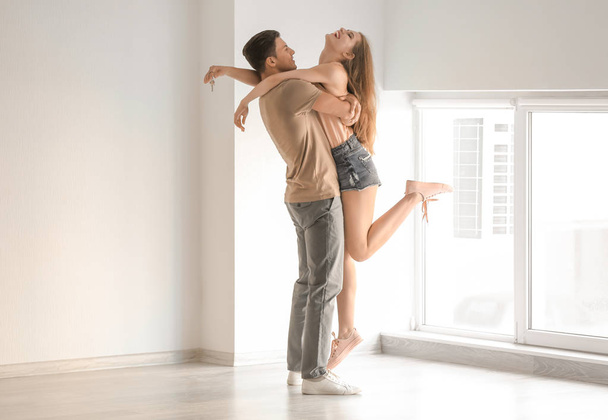 Young couple dancing in their new house - Foto, immagini