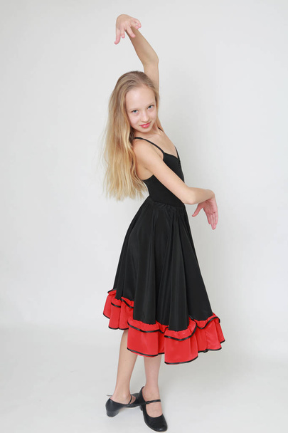 Studio image of flamenco dancer - Foto, afbeelding