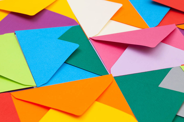 Different colored envelopes on the desk - Fotoğraf, Görsel