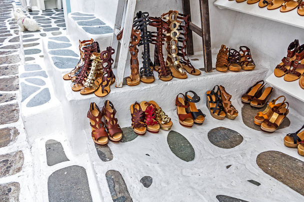 Ostokset käsintehty nahka sandaalit Mykonos, Kreikan saaret
 - Valokuva, kuva