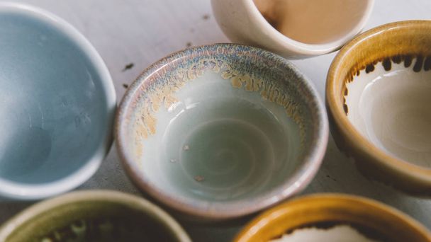 глиняні чашки чаю на білому тлі крупним планом. Натуральний керамічний посуд для напоїв
. - Фото, зображення