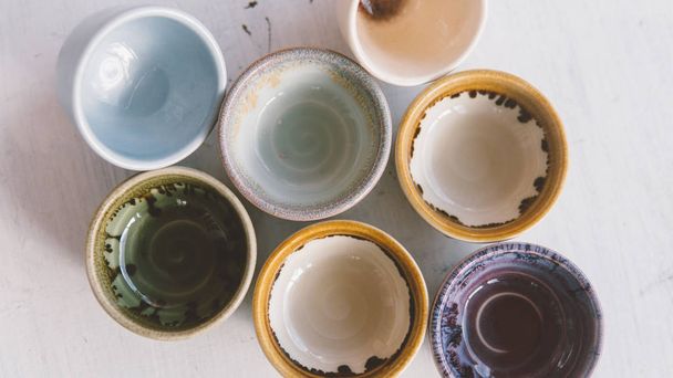 xícaras de chá de barro em um fundo branco close-up. Artigos cerâmicos naturais de bebidas
. - Foto, Imagem