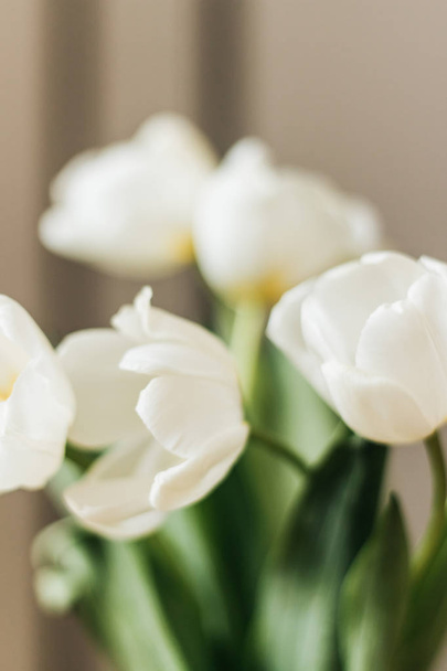 piękne białe tulipany w wazonie, szablon karty z pozdrowieniami  - Zdjęcie, obraz