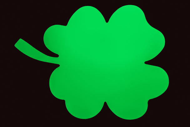 vista de cerca del símbolo del trébol verde aislado en negro
 - Foto, imagen