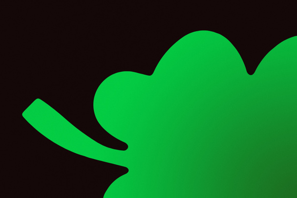 vista de cerca del símbolo de trébol verde aislado en negro
 - Foto, Imagen