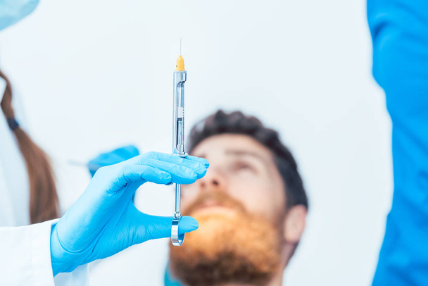 Bir diş anestezi tutan bir kadın dişçi el Close-Up - Fotoğraf, Görsel