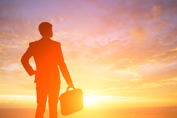 silueta de hombre de negocios buscar en algún lugar con puesta de sol
 - Foto, imagen