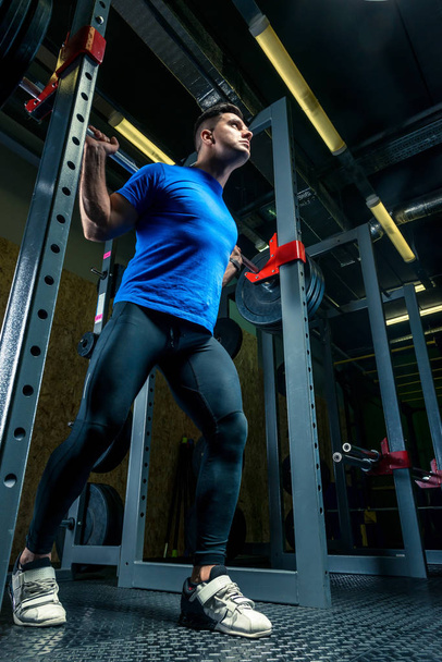 atleta fuerte en el entrenamiento en el gimnasio, un hombre levanta una púa pesada
 - Foto, Imagen