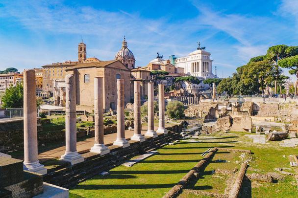 Las antiguas columnas romanas en el Foro Romano, Roma, Italia 2018
 - Foto, imagen