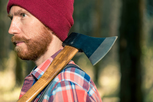 um silvicultor com um machado, um retrato de close-up, um machado continua a sua
 - Foto, Imagem