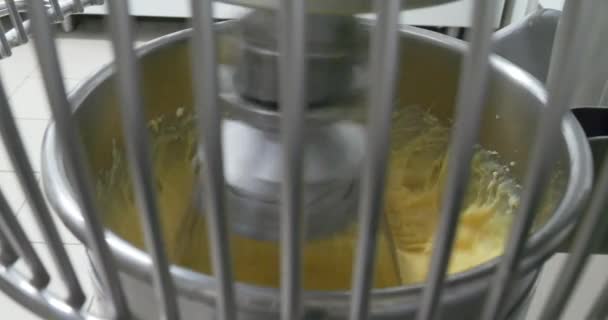 kneden machine in de bakkerij automatische robot moderne technologie. Industriële deeg in bakkerij fabriek crème. - Video