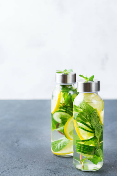 Fresh cool lemon cucumber mint infused water detox drink - Foto, Imagen