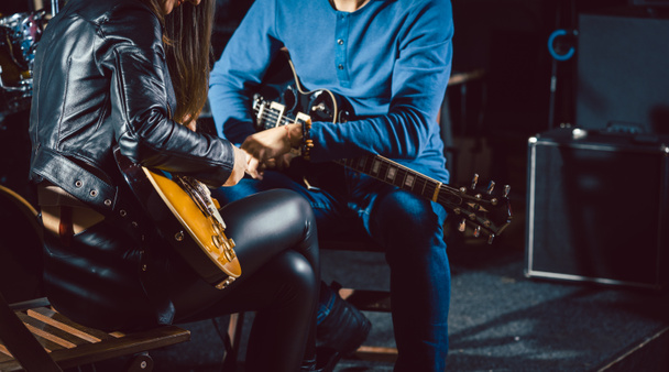 Profesor de música de guitarra ayudando a su estudiante
 - Foto, Imagen