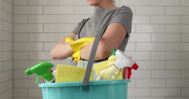 Καλλιέργεια νοικοκυρά προετοιμασμένοι για συνολική σπίτι καθαρισμού - Πλάνα, βίντεο