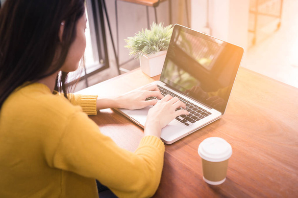 Új generációs ázsiai üzletasszony laptop alkalmazásával coffee shop - Fotó, kép