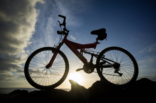 Imagem de uma bicicleta de montanha ao pôr do sol - Foto, Imagem