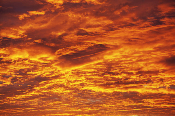 Прекрасное фантастическое небо с яркими огненными облаками
 - Фото, изображение