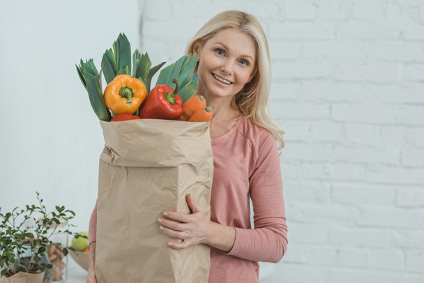 nő zöldségekkel - Fotó, kép