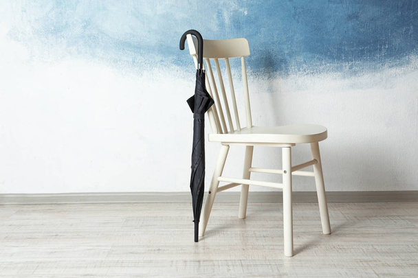 Černý deštník visící na židli doma - Fotografie, Obrázek
