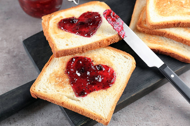Delicious toasts with sweet jam on wooden board - Foto, Bild