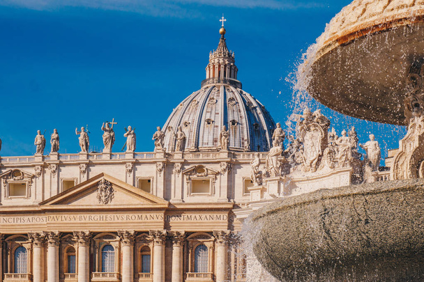 Pyhän Pietarin basilikan kupoli ja suihkulähde edessä Vaticassa
 - Valokuva, kuva