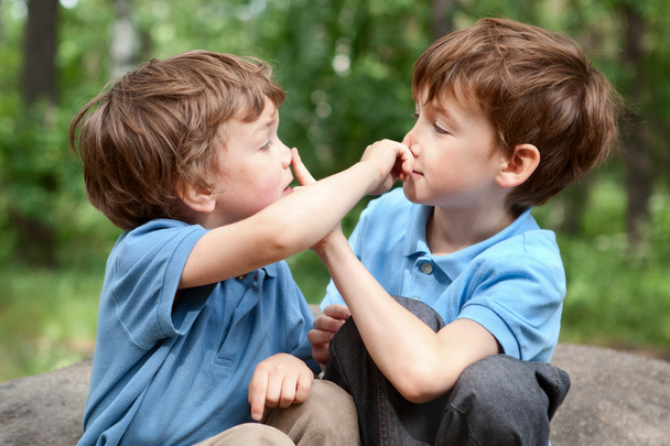 Dos hermanos hacen clic en la nariz
 - Foto, imagen