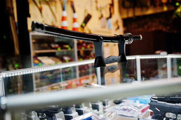 Espada samurai en estantes almacenar armas en el centro de la tienda
. - Foto, Imagen