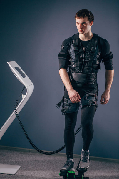 man training on stepper with electric muscle stimulation - Foto, afbeelding