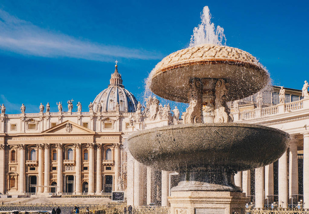 Basílica de San Pedro y la fuente frente a la Ciudad del Vaticano
 - Foto, imagen