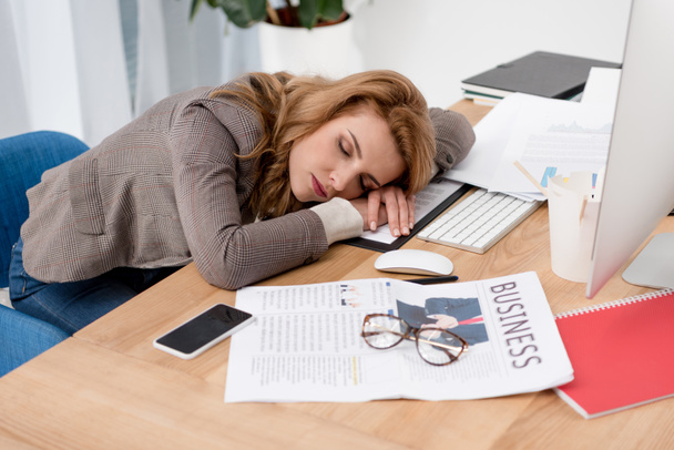 esausta donna d'affari che dorme sul posto di lavoro con documenti in ufficio
 - Foto, immagini