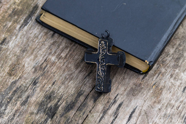 Křesťanské kříže a Holy Bible na starý dřevěný stůl - Fotografie, Obrázek