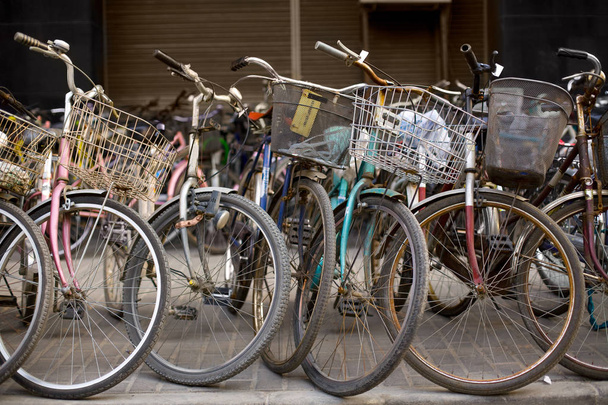 Fahrräder auf einem Parkplatz in der Innenstadt von Shanghai, China, Asien - Foto, Bild
