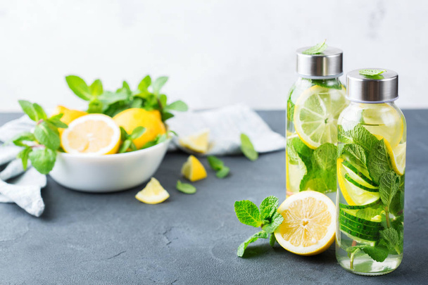 Egészségügy, fitnesz, egészséges táplálkozás étrend koncepcióját. Friss cool citrom uborka menta infúzióban víz, koktél, méregtelenítés, ital, limonádé egy üvegedénybe, tavaszi-nyári nap - Fotó, kép