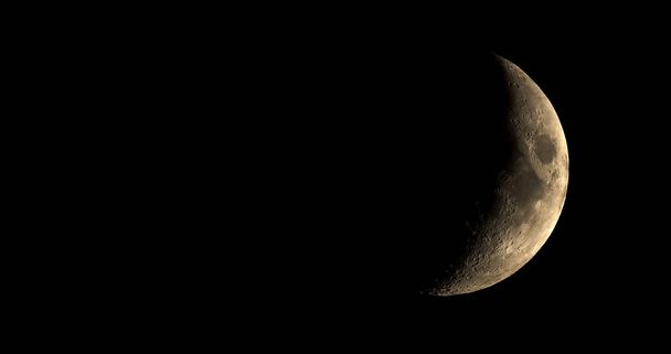 Luna creciente encerada de alto contraste vista con telescopio
 - Foto, Imagen