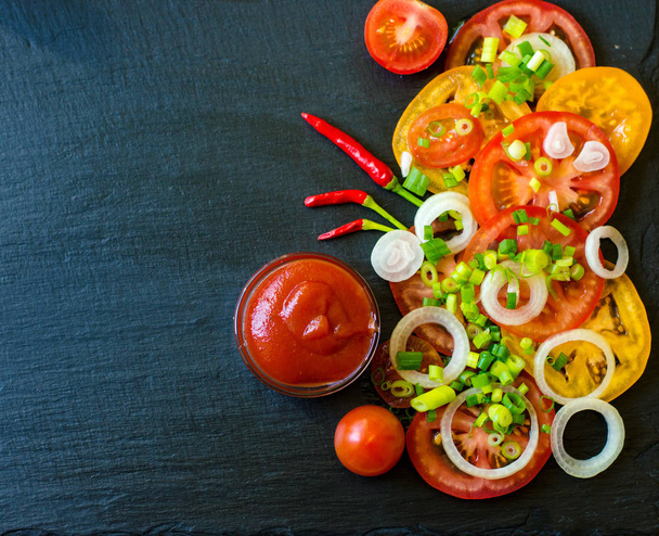 Ingredientes de salada vegetal - tomates, pepinos, cebola e verdes
 - Foto, Imagem